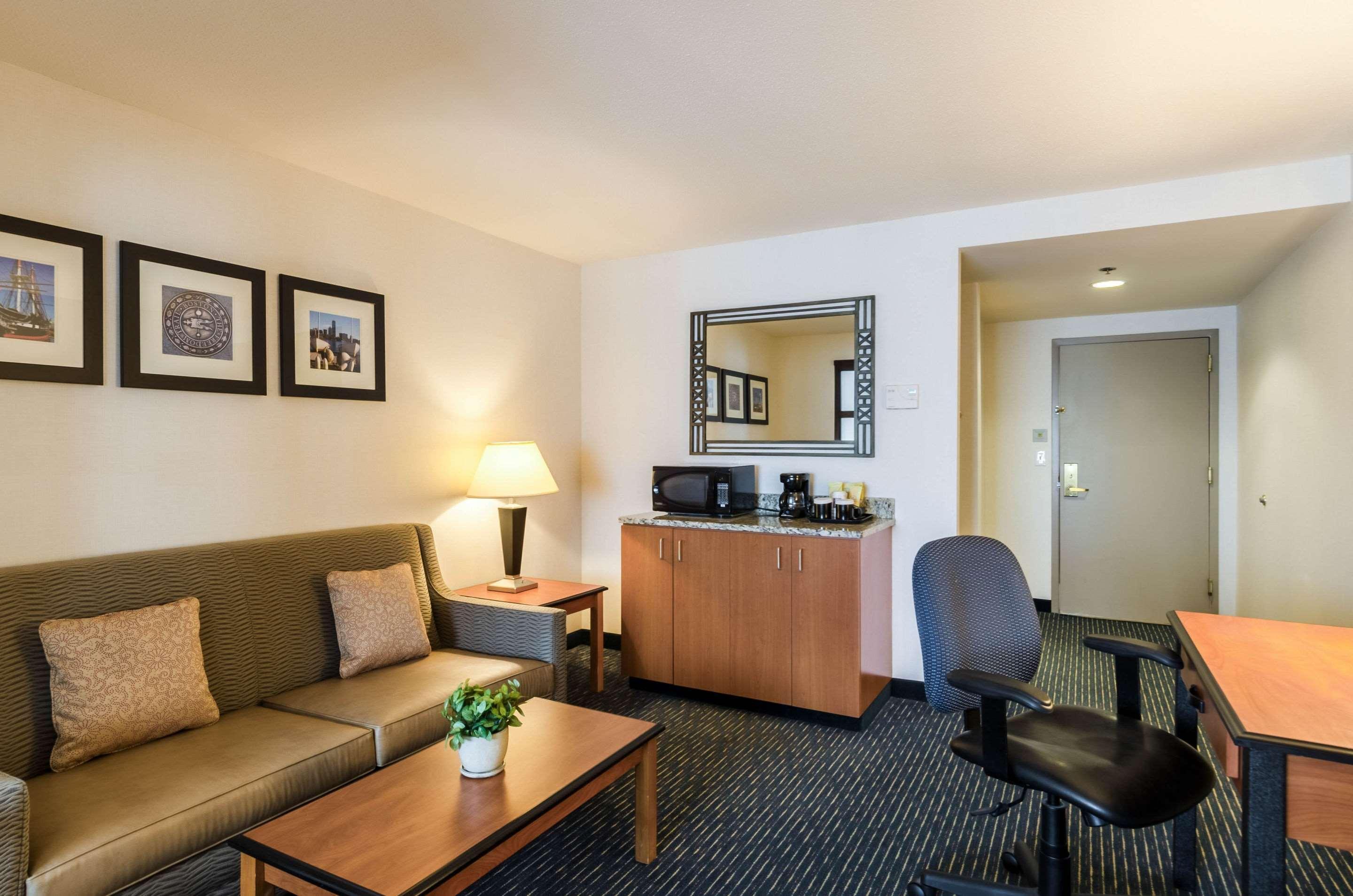 Comfort Inn & Suites Logan International Airport Revere Exteriör bild