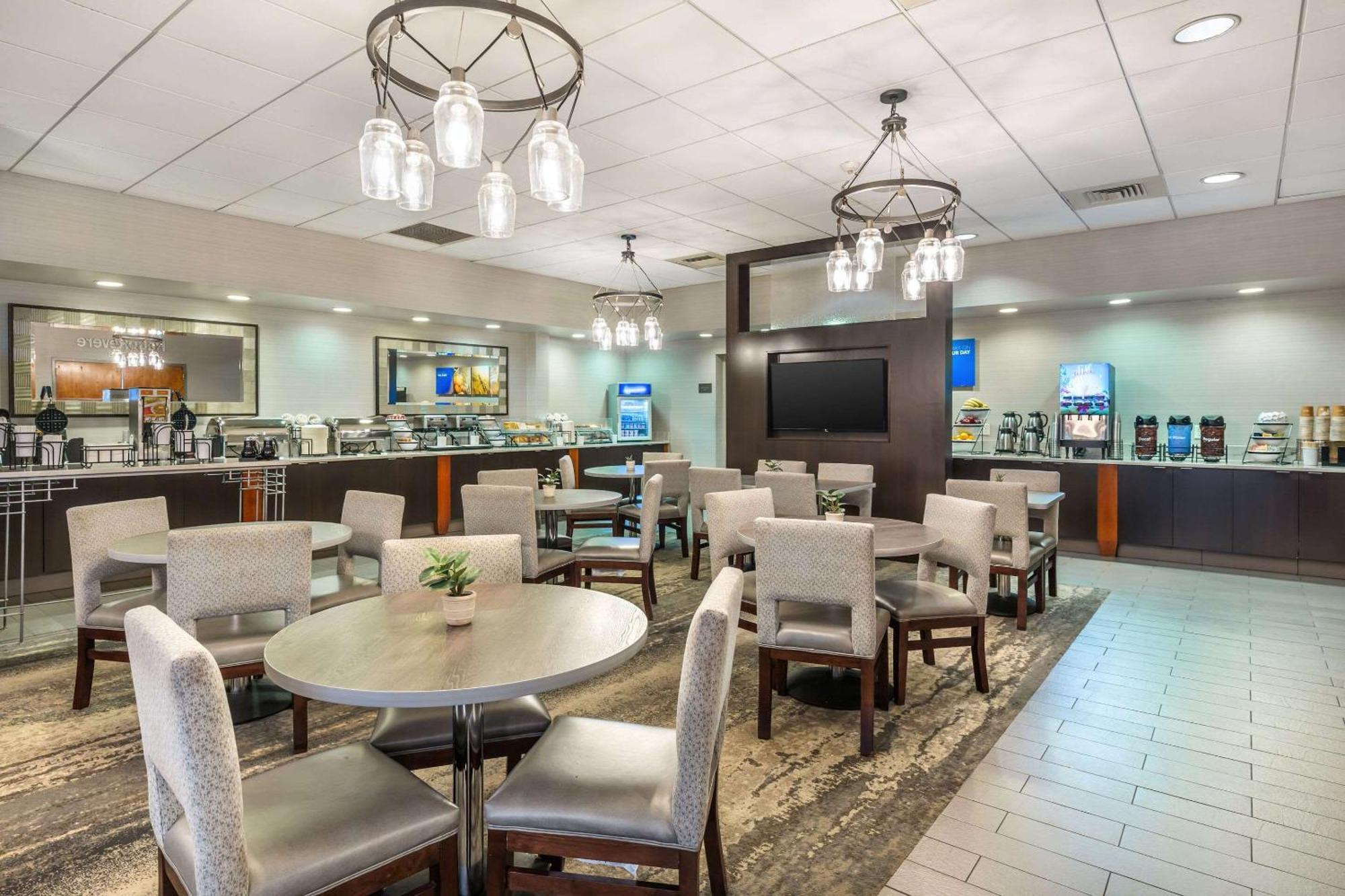 Comfort Inn & Suites Logan International Airport Revere Exteriör bild