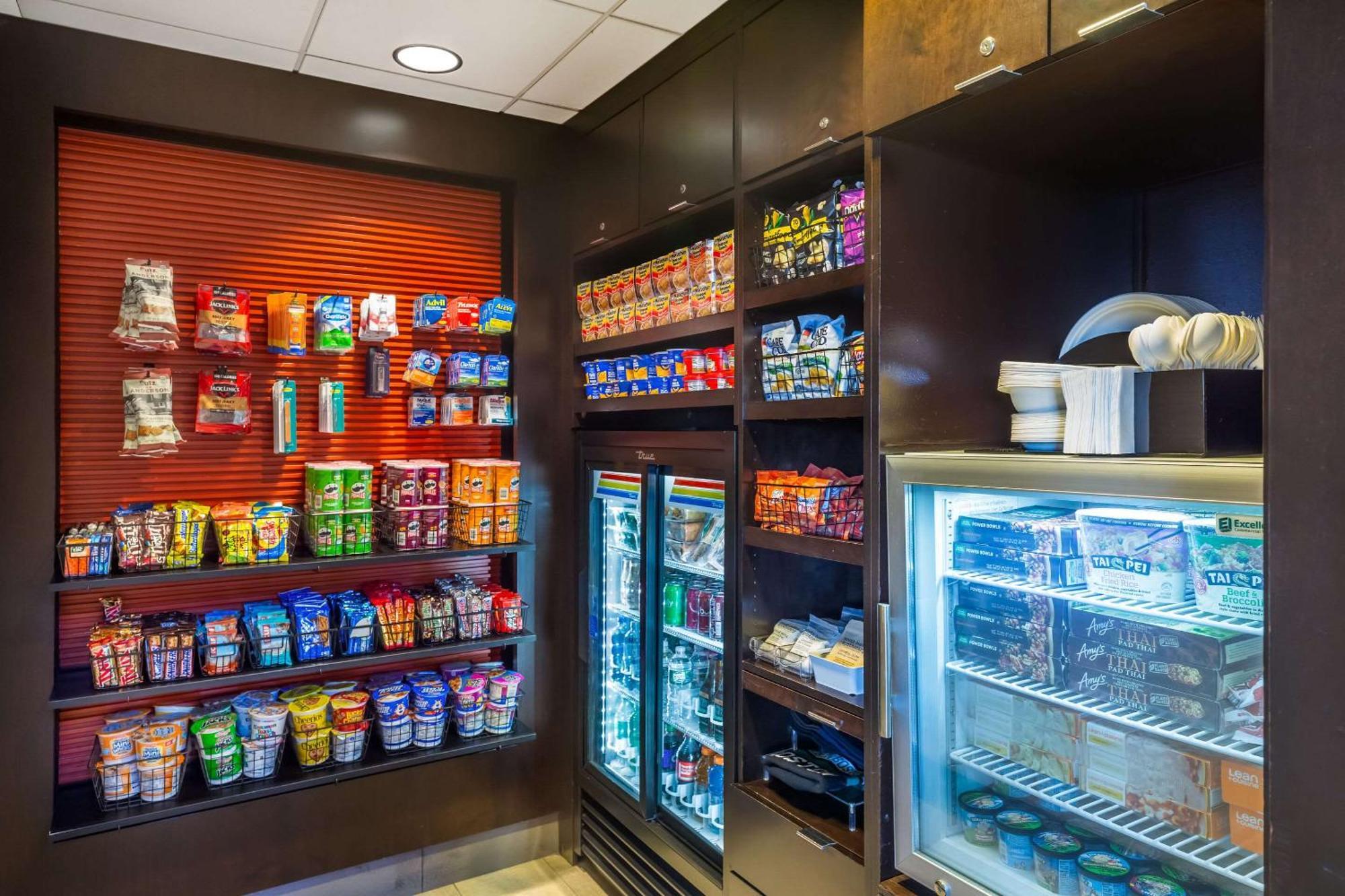 Comfort Inn & Suites Logan International Airport Revere Exteriör bild