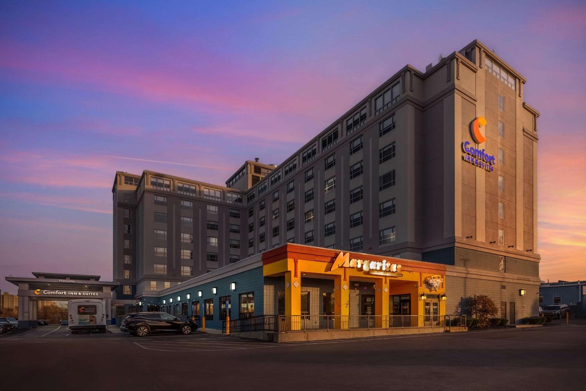 Comfort Inn & Suites Logan International Airport Revere Exteriör bild
